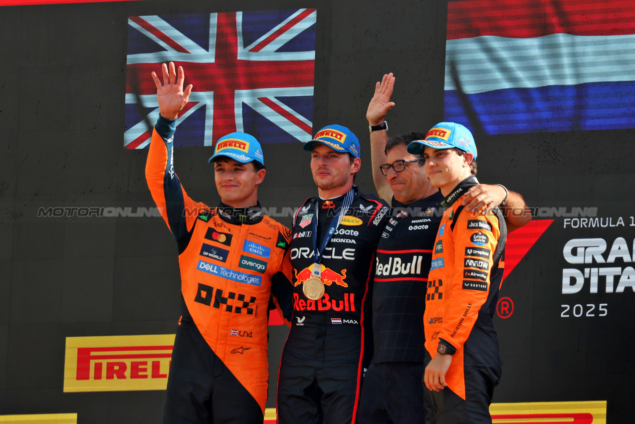 GP ITALIA, The podium (L to R): Lando Norris (GBR) McLaren, second; Max Verstappen (NLD) Red Bull Racing, vincitore; Pierre Wache (FRA) Red Bull Racing Technical Director; Oscar Piastri (AUS) McLaren, third.

07.09.2025. Formula 1 World Championship, Rd 16, Italian Grand Prix, Monza, Italy, Gara Day.

- www.xpbimages.com, EMail: requests@xpbimages.com © Copyright: Bearne / XPB Images