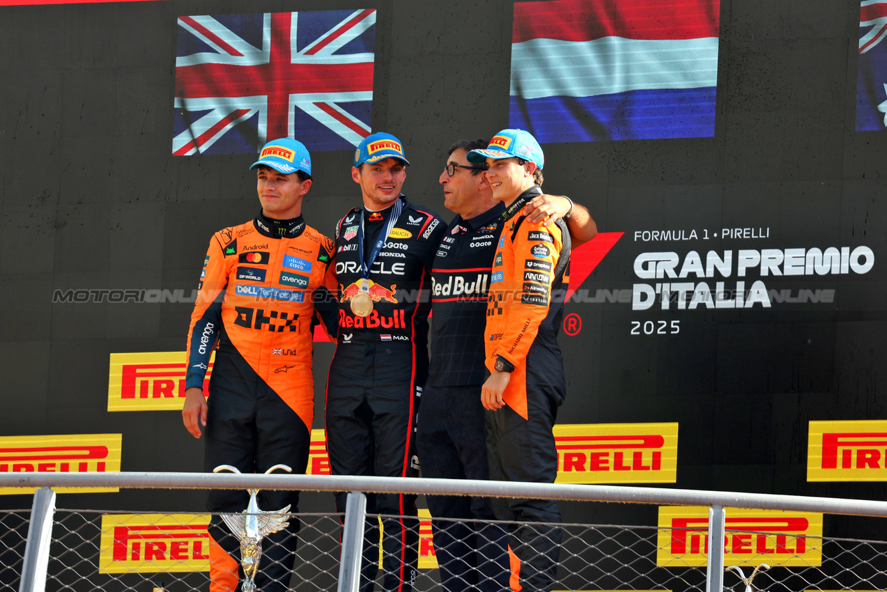 GP ITALIA, The podium (L to R): Lando Norris (GBR) McLaren, second; Max Verstappen (NLD) Red Bull Racing, vincitore; Pierre Wache (FRA) Red Bull Racing Technical Director; Oscar Piastri (AUS) McLaren, third.

07.09.2025. Formula 1 World Championship, Rd 16, Italian Grand Prix, Monza, Italy, Gara Day.

- www.xpbimages.com, EMail: requests@xpbimages.com © Copyright: Bearne / XPB Images