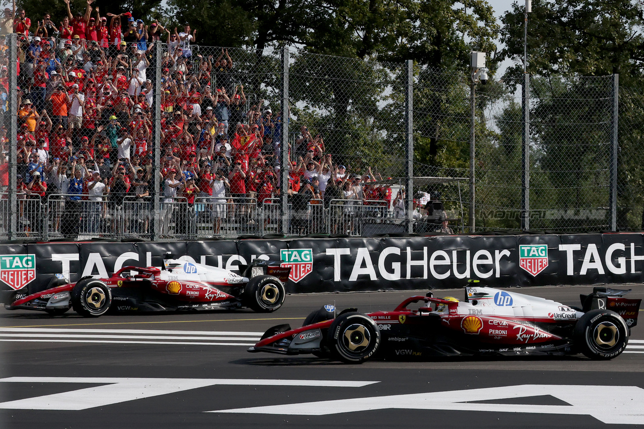 GP ITALIA, Lewis Hamilton (GBR) Ferrari SF-25 e Charles Leclerc (MON) Ferrari SF-25 wave to the fans at the end of the race.

07.09.2025. Formula 1 World Championship, Rd 16, Italian Grand Prix, Monza, Italy, Gara Day.

 - www.xpbimages.com, EMail: requests@xpbimages.com © Copyright: Coates / XPB Images