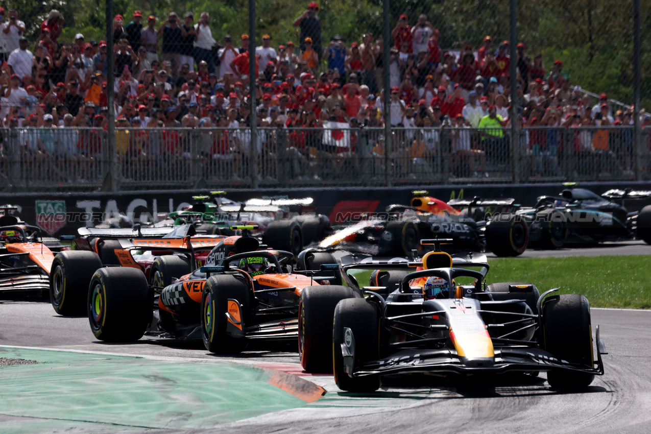 GP ITALIA, Max Verstappen (NLD) Red Bull Racing RB21 davanti a at the partenza of the race.

07.09.2025. Formula 1 World Championship, Rd 16, Italian Grand Prix, Monza, Italy, Gara Day.

 - www.xpbimages.com, EMail: requests@xpbimages.com © Copyright: Coates / XPB Images
