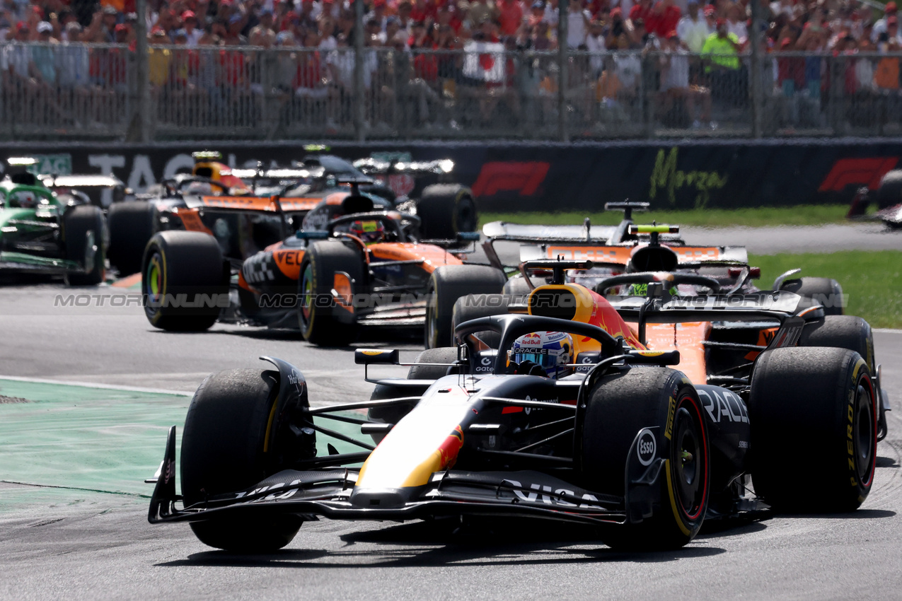 GP ITALIA, Max Verstappen (NLD) Red Bull Racing RB21 davanti a at the partenza of the race.

07.09.2025. Formula 1 World Championship, Rd 16, Italian Grand Prix, Monza, Italy, Gara Day.

 - www.xpbimages.com, EMail: requests@xpbimages.com © Copyright: Coates / XPB Images