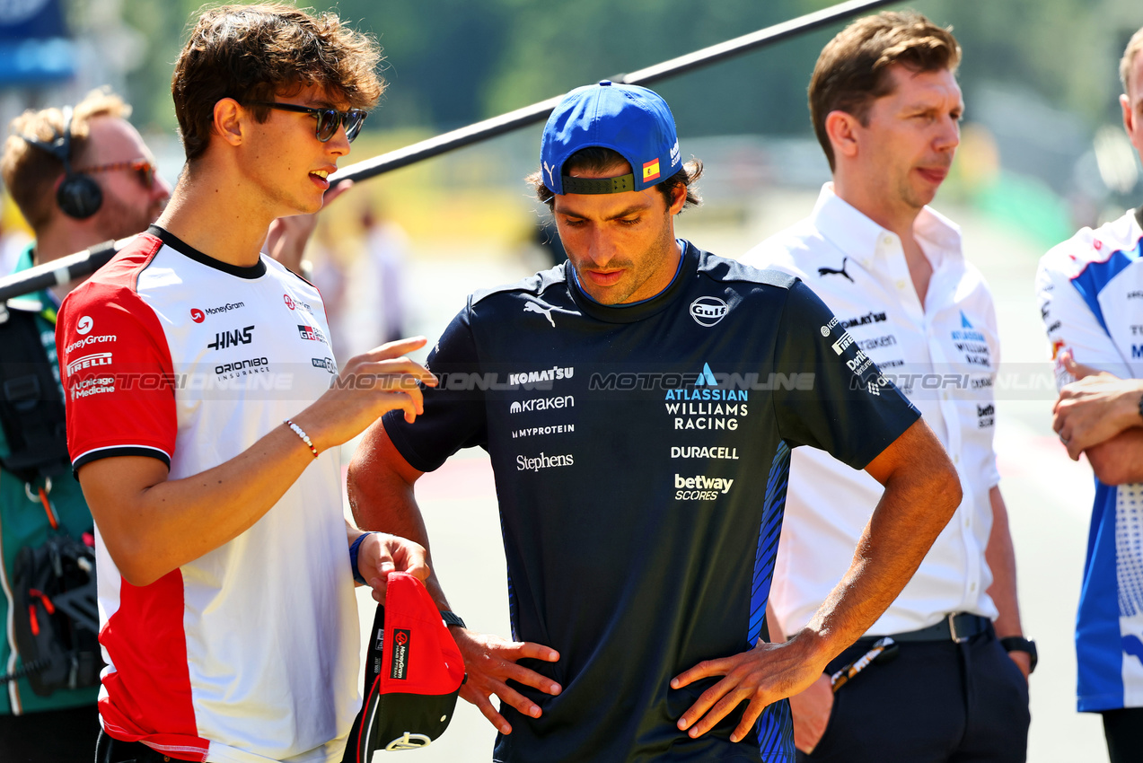 GP ITALIA, (L to R): Oliver Bearman (GBR) Haas F1 Team with Carlos Sainz (ESP) Atlassian Williams Racing.

07.09.2025. Formula 1 World Championship, Rd 16, Italian Grand Prix, Monza, Italy, Gara Day.

- www.xpbimages.com, EMail: requests@xpbimages.com © Copyright: Batchelor / XPB Images
