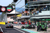GP ITALIA, Gabriel Bortoleto (BRA) Sauber C45 makes a pit stop e is passed by Fernando Alonso (ESP) Aston Martin F1 Team AMR25.

07.09.2025. Formula 1 World Championship, Rd 16, Italian Grand Prix, Monza, Italy, Gara Day.

- www.xpbimages.com, EMail: requests@xpbimages.com © Copyright: Batchelor / XPB Images