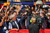 GP ITALIA, Gara winner Max Verstappen (NLD) Red Bull Racing celebrates with the team in parc ferme.

07.09.2025. Formula 1 World Championship, Rd 16, Italian Grand Prix, Monza, Italy, Gara Day.

- www.xpbimages.com, EMail: requests@xpbimages.com © Copyright: Batchelor / XPB Images
