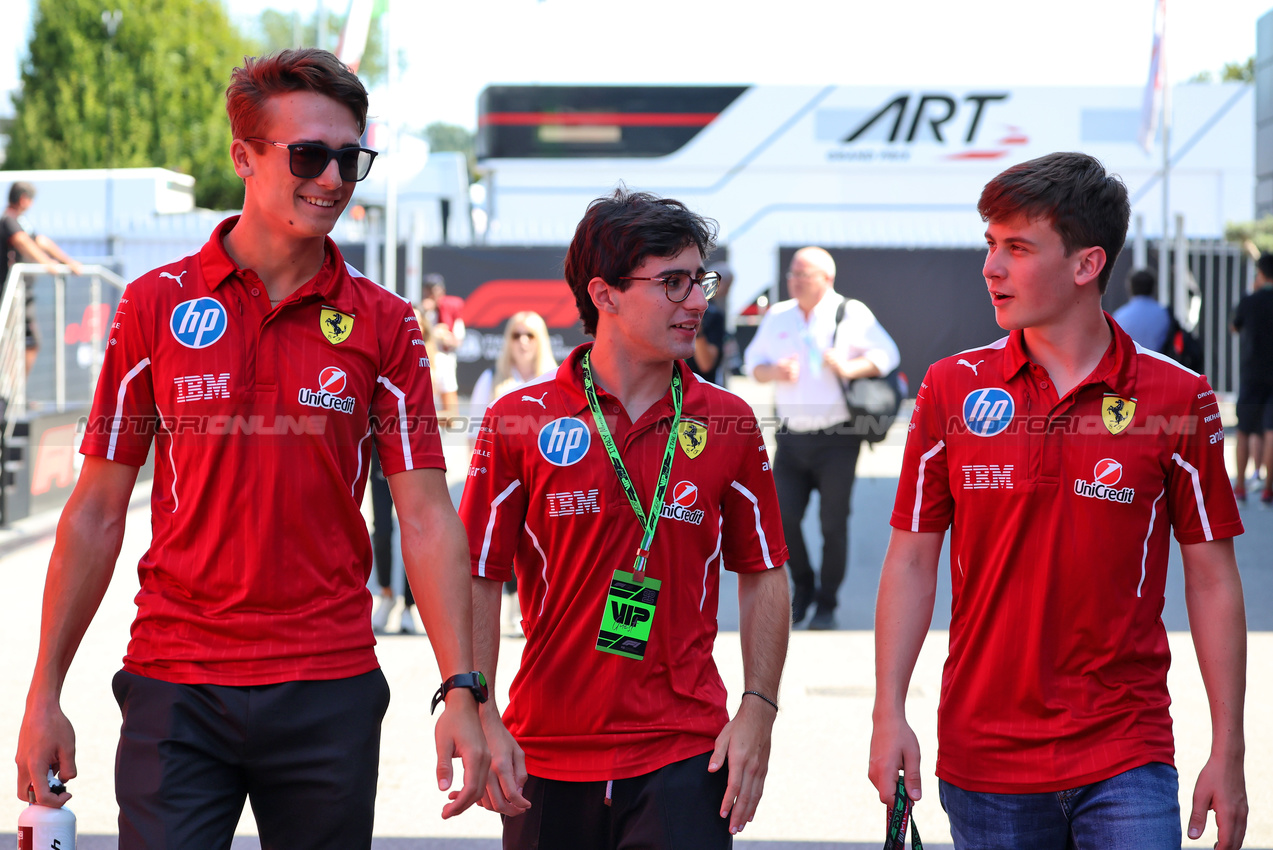 GP ITALIA, Robert Shwartzman (RUS) / (ISR) Ferrari Reserve Driver (Left).

04.09.2025. Formula 1 World Championship, Rd 16, Italian Grand Prix, Monza, Italy, Preparation Day.

 - www.xpbimages.com, EMail: requests@xpbimages.com © Copyright: Rew / XPB Images