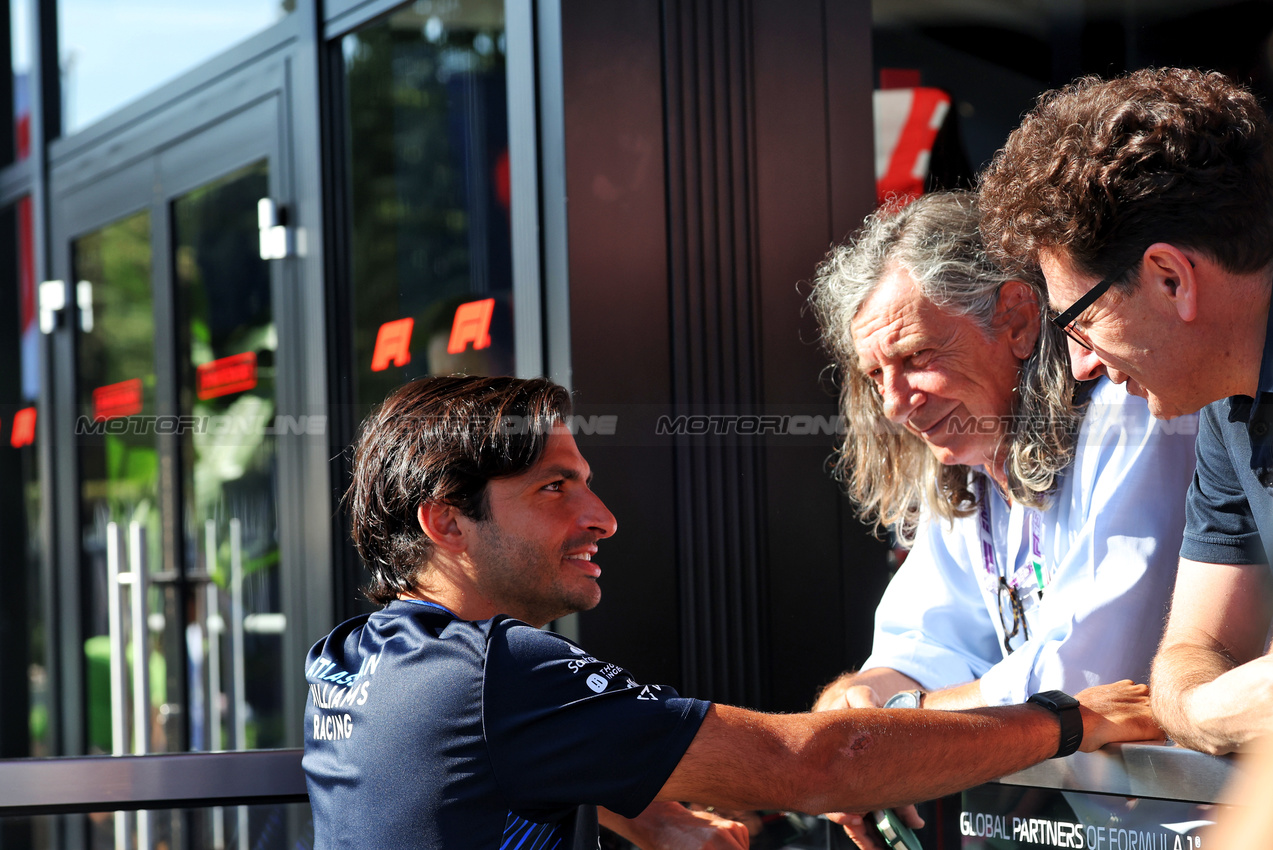 GP ITALIA, Carlos Sainz (ESP) Atlassian Williams Racing (Left) with Mattia Binotto (ITA) Sauber Motorsport Chief Operating e Chief Technical Officer (Right).

04.09.2025. Formula 1 World Championship, Rd 16, Italian Grand Prix, Monza, Italy, Preparation Day.

- www.xpbimages.com, EMail: requests@xpbimages.com © Copyright: Bearne / XPB Images