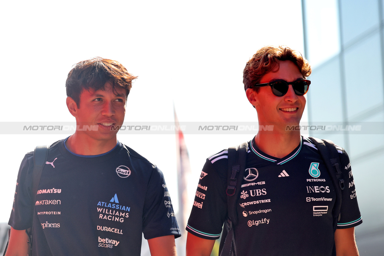 GP ITALIA, (L to R): Alexander Albon (THA) Atlassian Williams Racing with George Russell (GBR) Mercedes AMG F1.

04.09.2025. Formula 1 World Championship, Rd 16, Italian Grand Prix, Monza, Italy, Preparation Day.

- www.xpbimages.com, EMail: requests@xpbimages.com © Copyright: Bearne / XPB Images