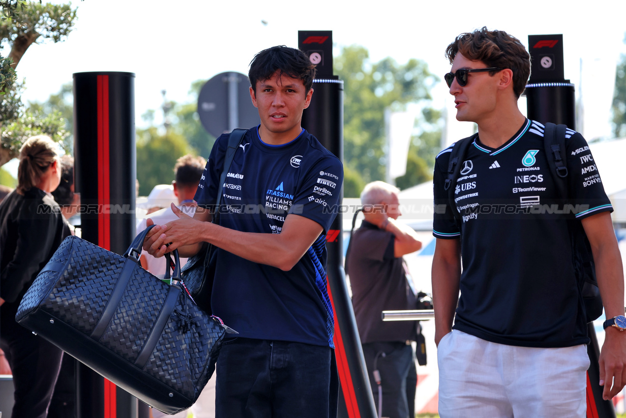 GP ITALIA, (L to R): Alexander Albon (THA) Atlassian Williams Racing with George Russell (GBR) Mercedes AMG F1.

04.09.2025. Formula 1 World Championship, Rd 16, Italian Grand Prix, Monza, Italy, Preparation Day.

 - www.xpbimages.com, EMail: requests@xpbimages.com © Copyright: Rew / XPB Images