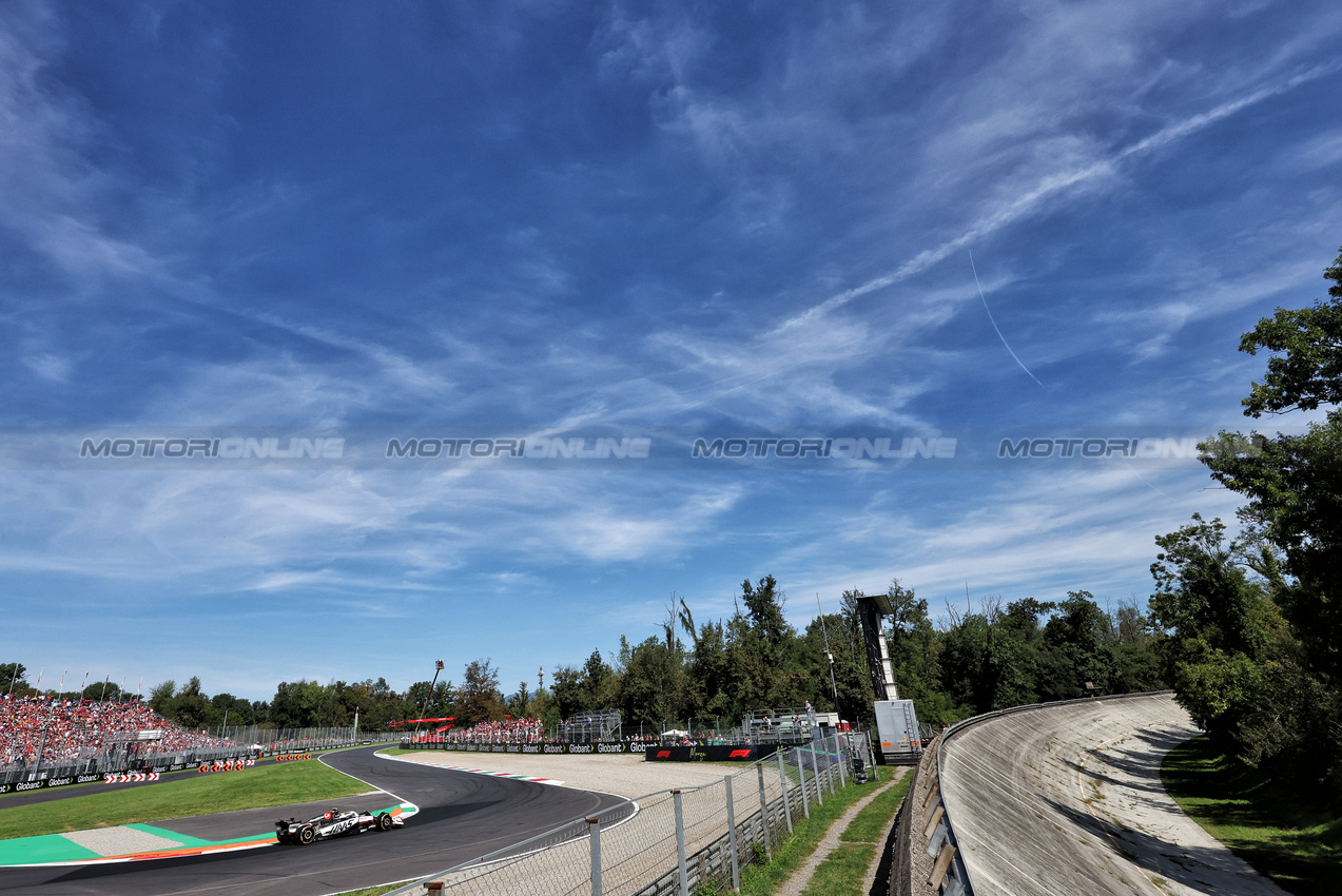 GP ITALIA, Oliver Bearman (GBR) Haas VF-25.

06.09.2025. Formula 1 World Championship, Rd 16, Italian Grand Prix, Monza, Italy, Qualifiche Day.

- www.xpbimages.com, EMail: requests@xpbimages.com © Copyright: Bearne / XPB Images