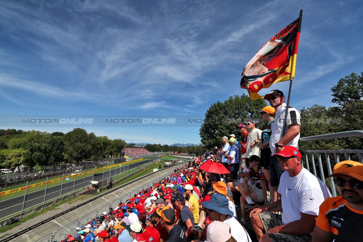 GP ITALIA, Circuit Atmosfera - fans in the grandstand.

06.09.2025. Formula 1 World Championship, Rd 16, Italian Grand Prix, Monza, Italy, Qualifiche Day.

 - www.xpbimages.com, EMail: requests@xpbimages.com © Copyright: Rew / XPB Images