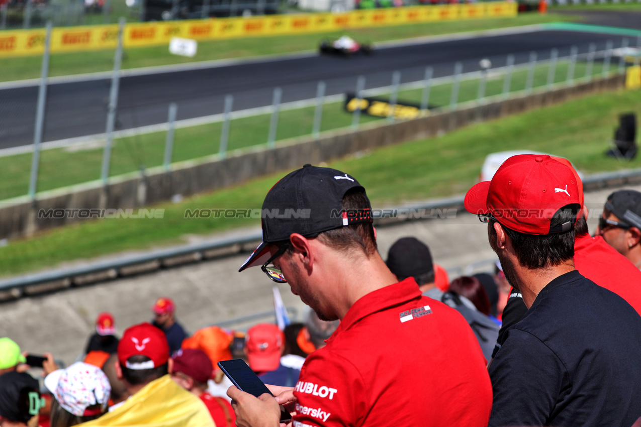 GP ITALIA, Circuit Atmosfera - fans in the grandstand.

06.09.2025. Formula 1 World Championship, Rd 16, Italian Grand Prix, Monza, Italy, Qualifiche Day.

 - www.xpbimages.com, EMail: requests@xpbimages.com © Copyright: Rew / XPB Images