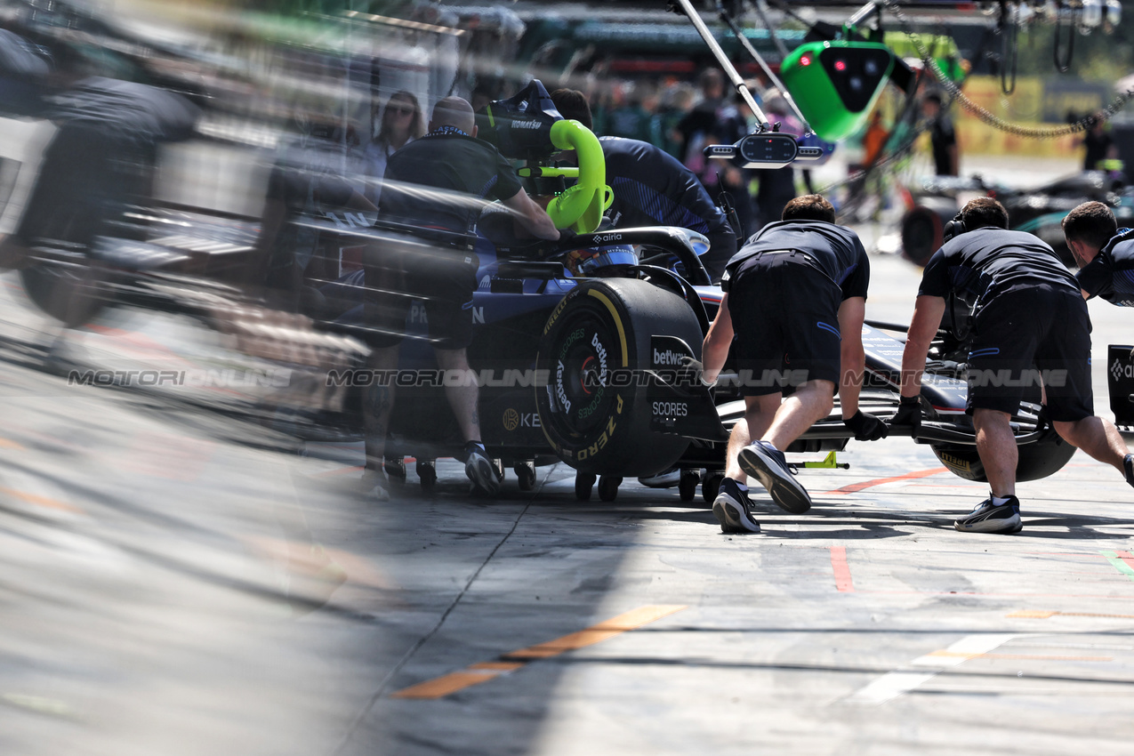 GP ITALIA, Carlos Sainz (ESP) Atlassian Williams Racing FW47 in the pits.

06.09.2025. Formula 1 World Championship, Rd 16, Italian Grand Prix, Monza, Italy, Qualifiche Day.

- www.xpbimages.com, EMail: requests@xpbimages.com © Copyright: Bearne / XPB Images