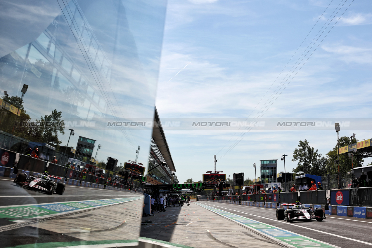 GP ITALIA, Oliver Bearman (GBR) Haas VF-25 in the pits.

06.09.2025. Formula 1 World Championship, Rd 16, Italian Grand Prix, Monza, Italy, Qualifiche Day.

- www.xpbimages.com, EMail: requests@xpbimages.com © Copyright: Bearne / XPB Images