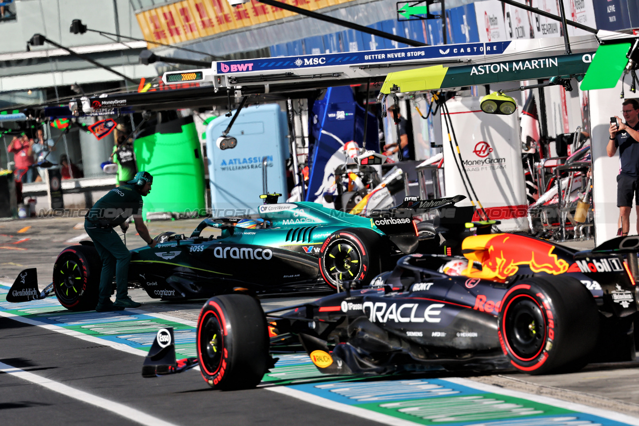 GP ITALIA, Fernando Alonso (ESP) Aston Martin F1 Team AMR25 e Yuki Tsunoda (JPN) Red Bull Racing RB21.

06.09.2025. Formula 1 World Championship, Rd 16, Italian Grand Prix, Monza, Italy, Qualifiche Day.

- www.xpbimages.com, EMail: requests@xpbimages.com © Copyright: Batchelor / XPB Images