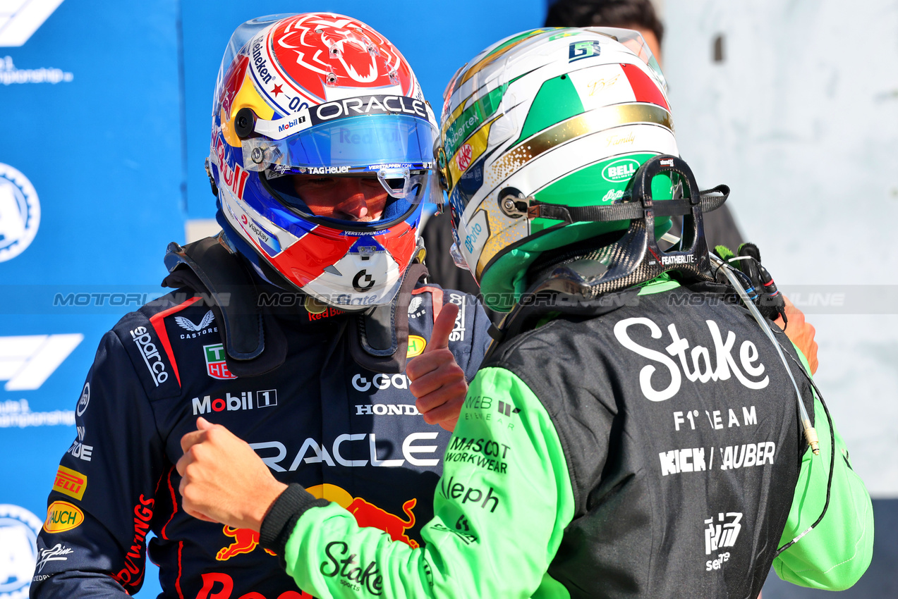 GP ITALIA, (L to R): Max Verstappen (NLD) Red Bull Racing celebrates his pole position in qualifying parc ferme with Gabriel Bortoleto (BRA) Sauber.

06.09.2025. Formula 1 World Championship, Rd 16, Italian Grand Prix, Monza, Italy, Qualifiche Day.

- www.xpbimages.com, EMail: requests@xpbimages.com © Copyright: Batchelor / XPB Images