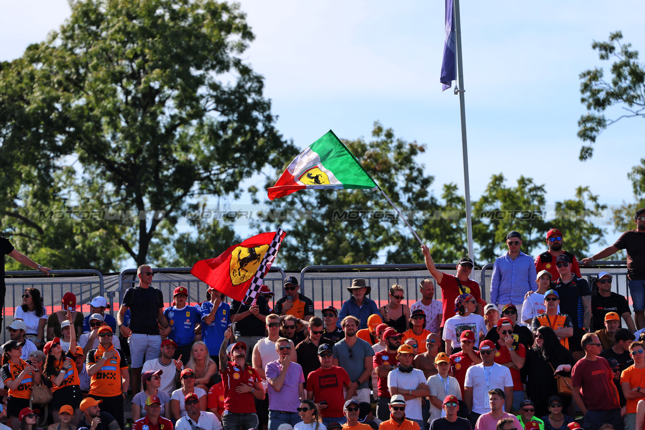 GP ITALIA, Circuit Atmosfera - fans in the grandstand.

06.09.2025. Formula 1 World Championship, Rd 16, Italian Grand Prix, Monza, Italy, Qualifiche Day.

 - www.xpbimages.com, EMail: requests@xpbimages.com © Copyright: Rew / XPB Images