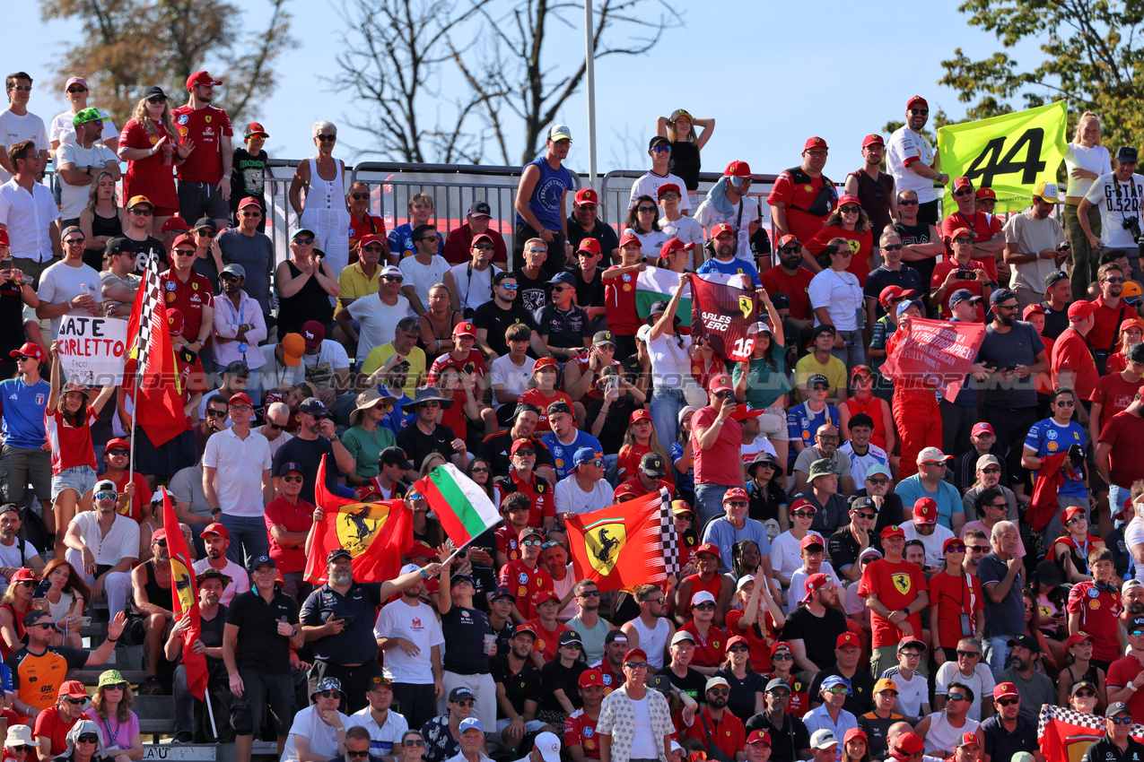 GP ITALIA, Circuit Atmosfera - fans in the grandstand.

06.09.2025. Formula 1 World Championship, Rd 16, Italian Grand Prix, Monza, Italy, Qualifiche Day.

 - www.xpbimages.com, EMail: requests@xpbimages.com © Copyright: Rew / XPB Images