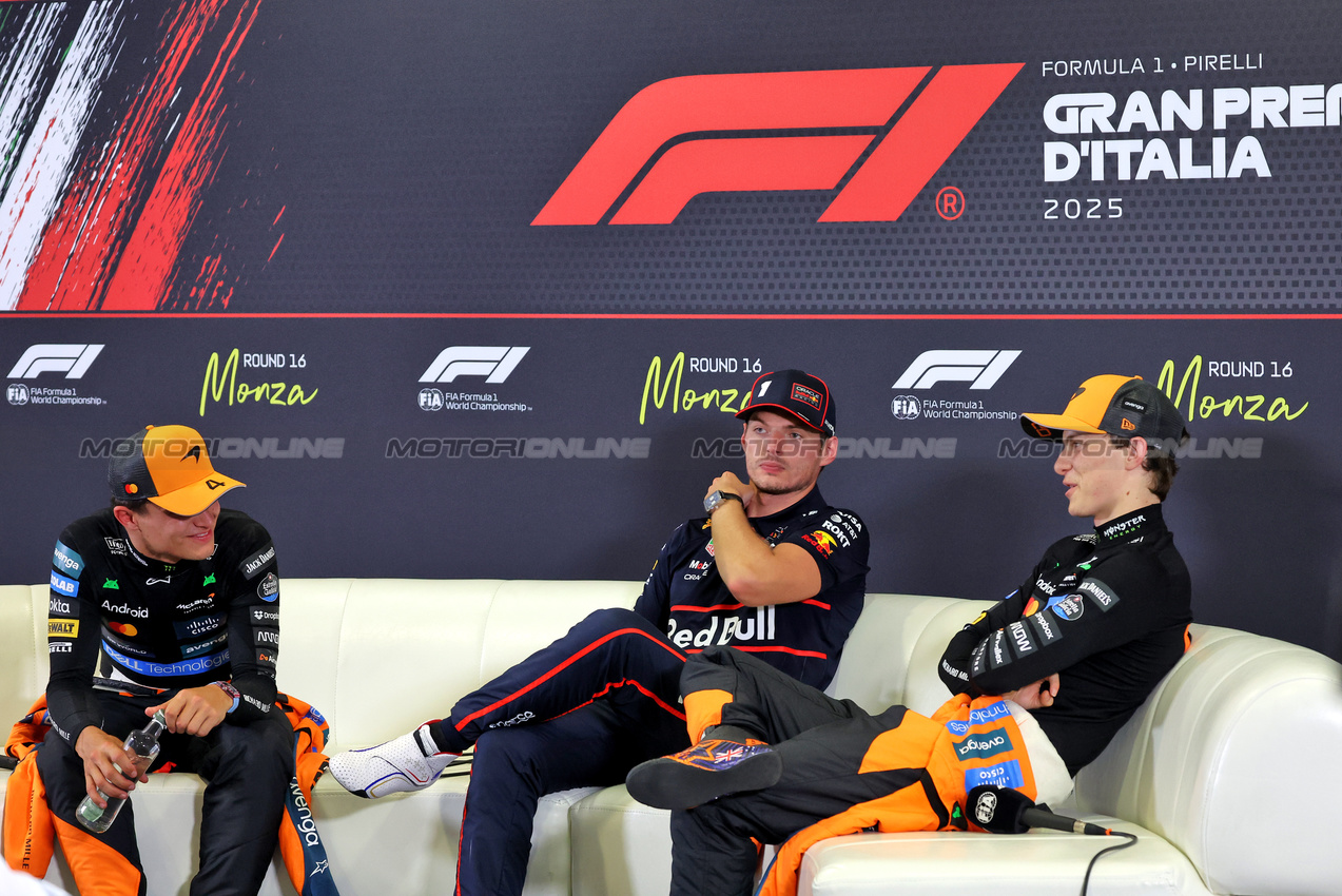 GP ITALIA, (L to R): Lando Norris (GBR) McLaren; Max Verstappen (NLD) Red Bull Racing; e Charles Leclerc (MON) Ferrari, in the post qualifying FIA Press Conference.

06.09.2025. Formula 1 World Championship, Rd 16, Italian Grand Prix, Monza, Italy, Qualifiche Day.

- www.xpbimages.com, EMail: requests@xpbimages.com © Copyright: Bearne / XPB Images