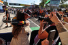 GP ITALIA, Max Verstappen (NLD) Red Bull Racing celebrates his pole position with girlfriend Kelly Piquet (BRA) in qualifying parc ferme.

06.09.2025. Formula 1 World Championship, Rd 16, Italian Grand Prix, Monza, Italy, Qualifiche Day.

 - www.xpbimages.com, EMail: requests@xpbimages.com © Copyright: Rew / XPB Images