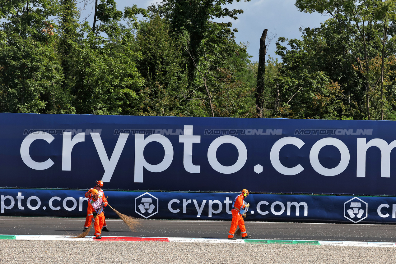 GP ITALIA, Circuit Atmosfera - marshals sweep gravel from the circuit in the first practice session.

05.09.2025. Formula 1 World Championship, Rd 16, Italian Grand Prix, Monza, Italy, Practice Day.

- www.xpbimages.com, EMail: requests@xpbimages.com © Copyright: Bearne / XPB Images