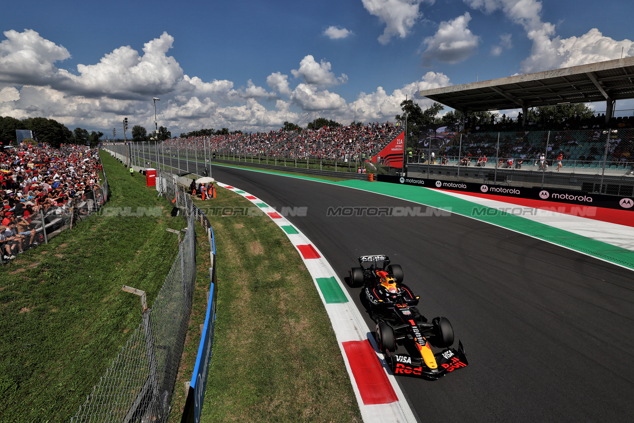 GP ITALIA, Max Verstappen (NLD) Red Bull Racing RB21.

05.09.2025. Formula 1 World Championship, Rd 16, Italian Grand Prix, Monza, Italy, Practice Day.

 - www.xpbimages.com, EMail: requests@xpbimages.com © Copyright: Rew / XPB Images
