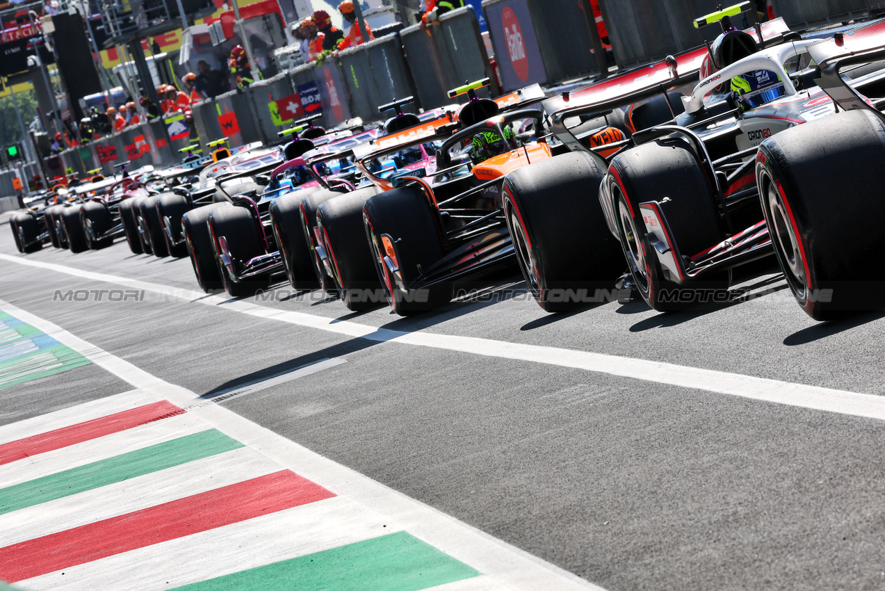 GP ITALIA, Lando Norris (GBR) McLaren MCL39 in the queue in the pits.

05.09.2025. Formula 1 World Championship, Rd 16, Italian Grand Prix, Monza, Italy, Practice Day.

- www.xpbimages.com, EMail: requests@xpbimages.com © Copyright: Batchelor / XPB Images