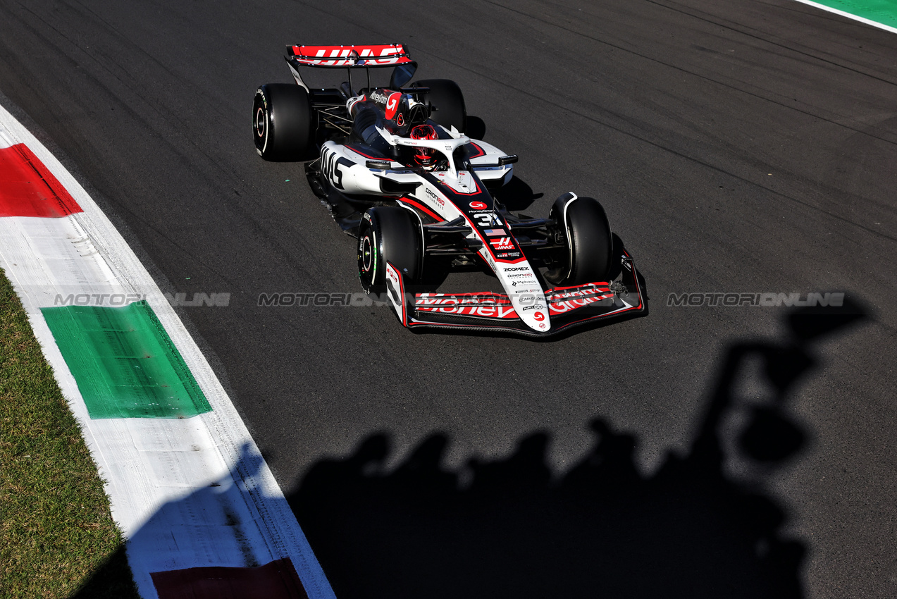 GP ITALIA, Esteban Ocon (FRA) Haas VF-25.

05.09.2025. Formula 1 World Championship, Rd 16, Italian Grand Prix, Monza, Italy, Practice Day.

- www.xpbimages.com, EMail: requests@xpbimages.com © Copyright: Bearne / XPB Images