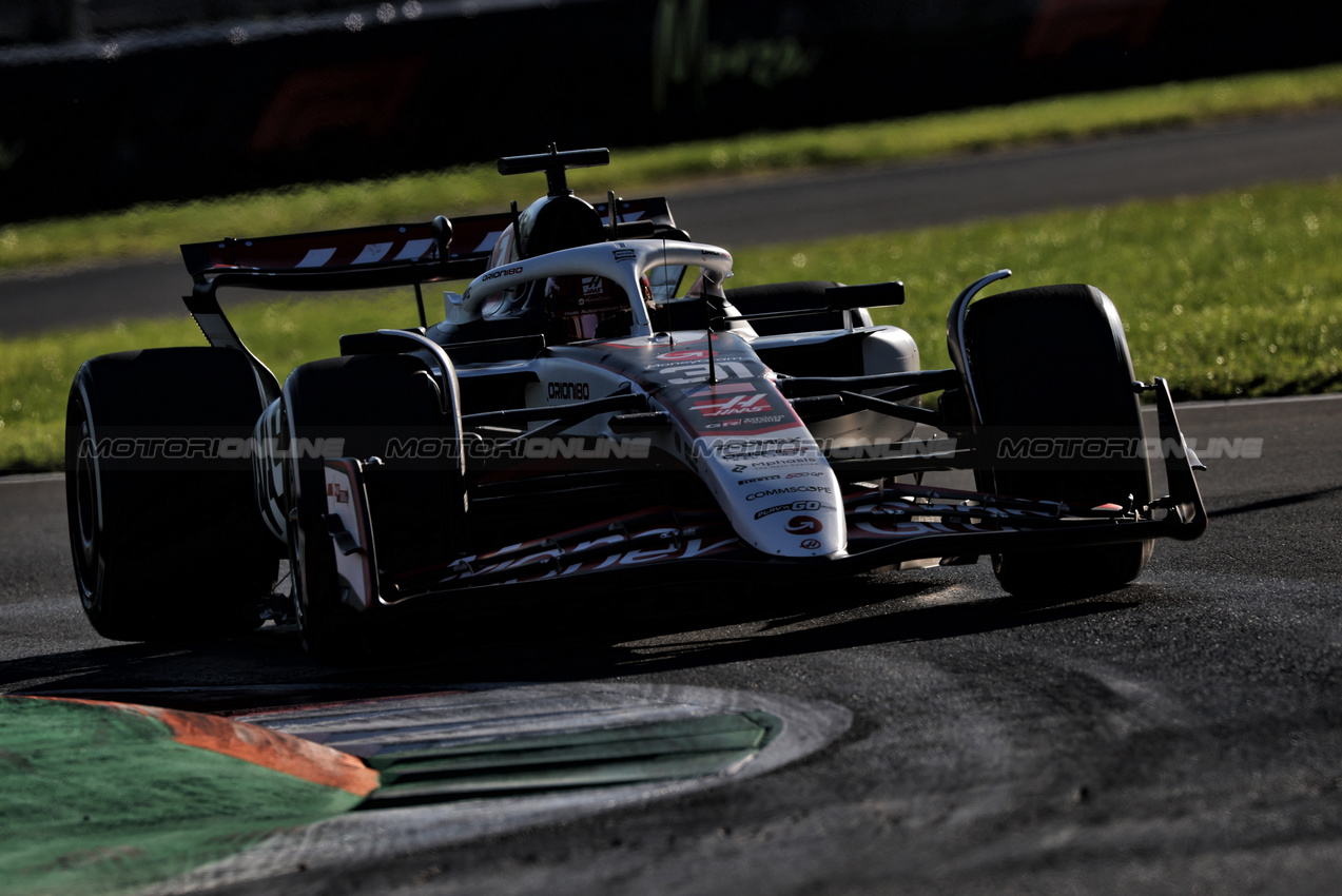 GP ITALIA, Esteban Ocon (FRA) Haas VF-25.

05.09.2025. Formula 1 World Championship, Rd 16, Italian Grand Prix, Monza, Italy, Practice Day.

- www.xpbimages.com, EMail: requests@xpbimages.com © Copyright: Charniaux / XPB Images
