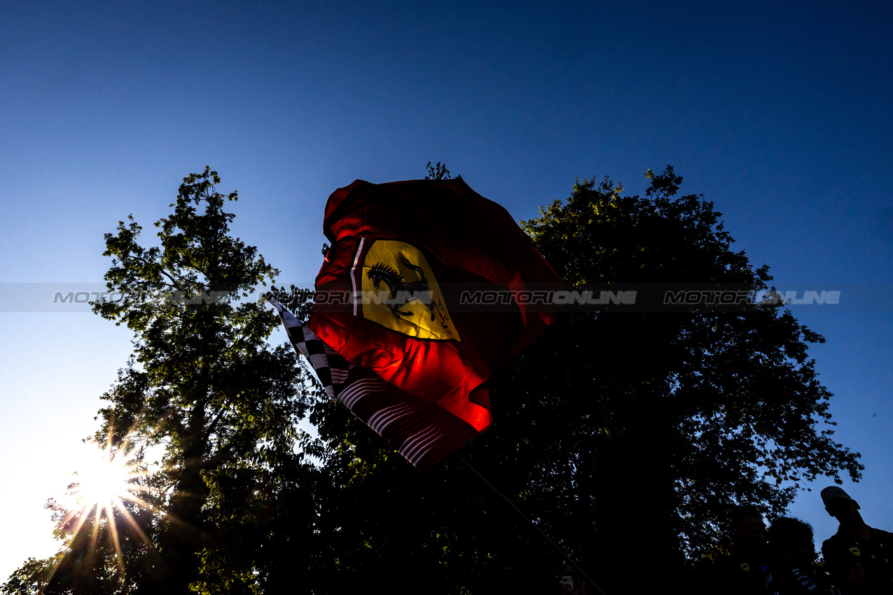 GP ITALIA, Circuit Atmosfera - Ferrari fans e a flag.

05.09.2025. Formula 1 World Championship, Rd 16, Italian Grand Prix, Monza, Italy, Practice Day.

- www.xpbimages.com, EMail: requests@xpbimages.com © Copyright: Bearne / XPB Images