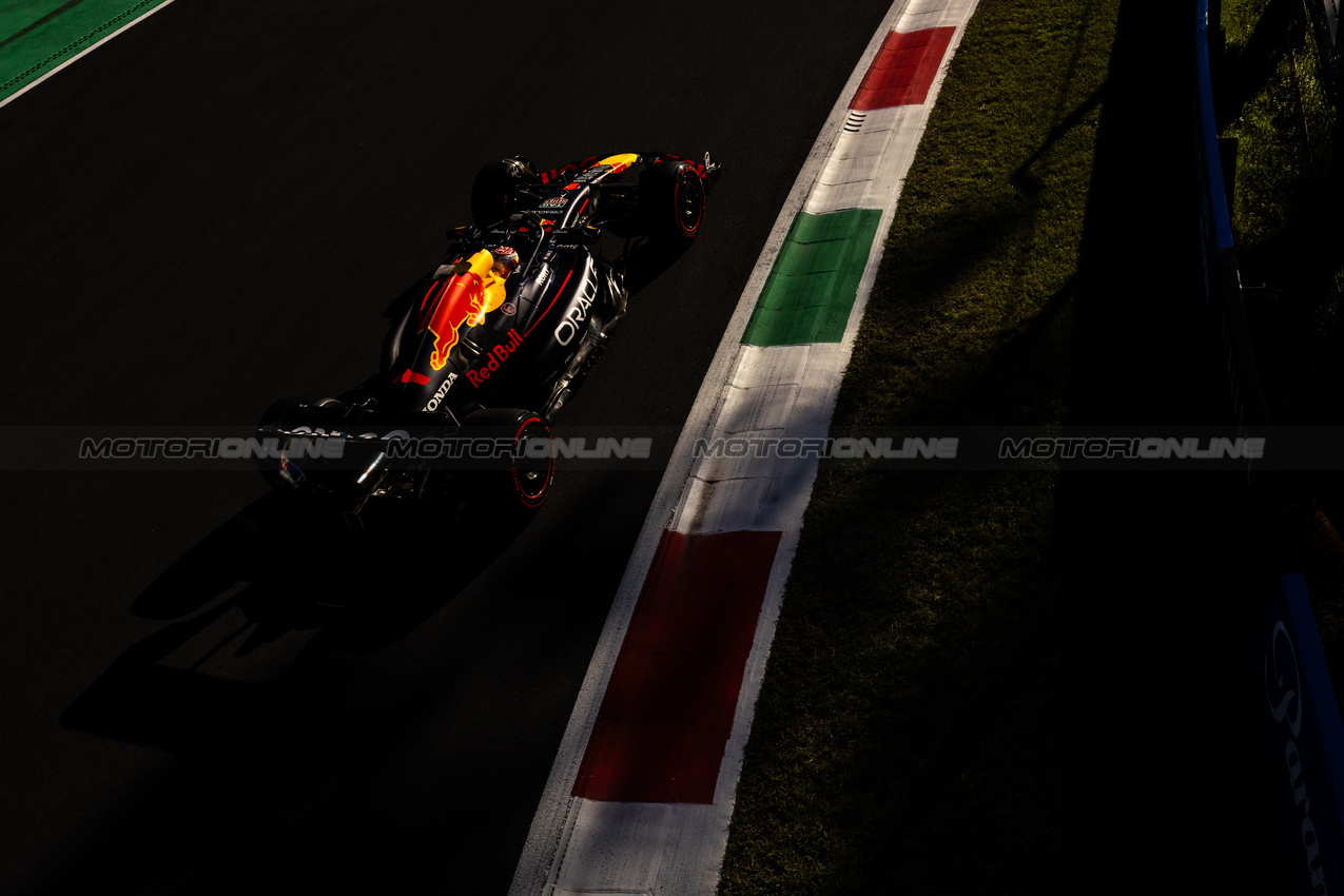 GP ITALIA, Max Verstappen (NLD) Red Bull Racing RB21.

05.09.2025. Formula 1 World Championship, Rd 16, Italian Grand Prix, Monza, Italy, Practice Day.

- www.xpbimages.com, EMail: requests@xpbimages.com © Copyright: Bearne / XPB Images
