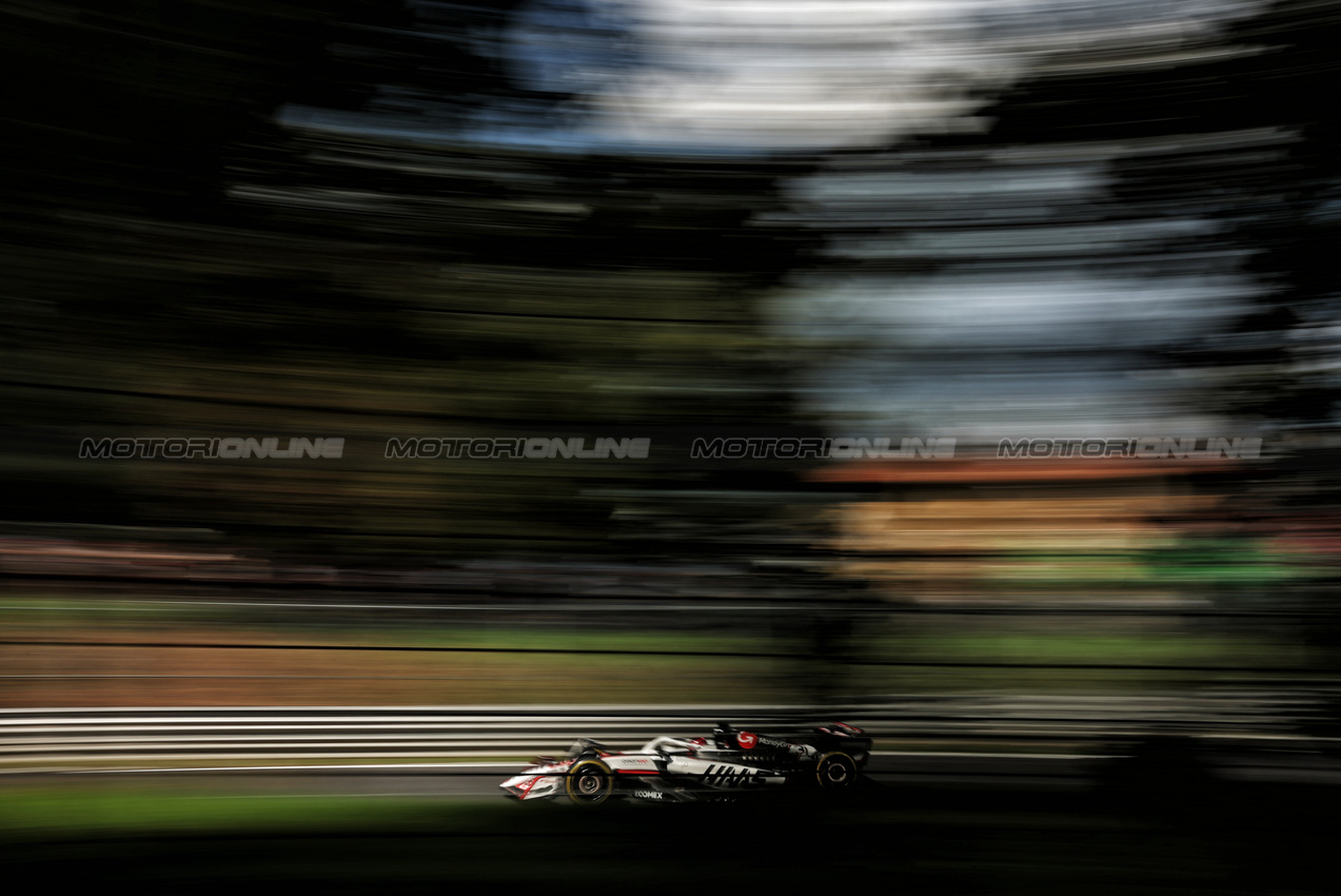 GP ITALIA, Esteban Ocon (FRA) Haas VF-25.

05.09.2025. Formula 1 World Championship, Rd 16, Italian Grand Prix, Monza, Italy, Practice Day.

- www.xpbimages.com, EMail: requests@xpbimages.com © Copyright: Bearne / XPB Images
