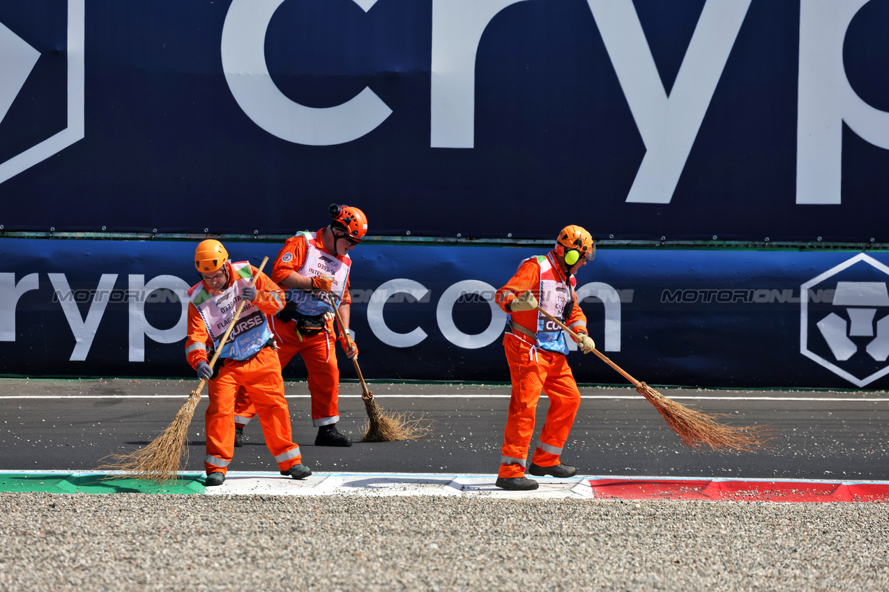 GP ITALIA, Circuit Atmosfera - marshals sweep gravel from the circuit in the first practice session.

05.09.2025. Formula 1 World Championship, Rd 16, Italian Grand Prix, Monza, Italy, Practice Day.

- www.xpbimages.com, EMail: requests@xpbimages.com © Copyright: Bearne / XPB Images