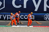 GP ITALIA, Circuit Atmosfera - marshals sweep gravel from the circuit in the first practice session.

05.09.2025. Formula 1 World Championship, Rd 16, Italian Grand Prix, Monza, Italy, Practice Day.

- www.xpbimages.com, EMail: requests@xpbimages.com © Copyright: Bearne / XPB Images