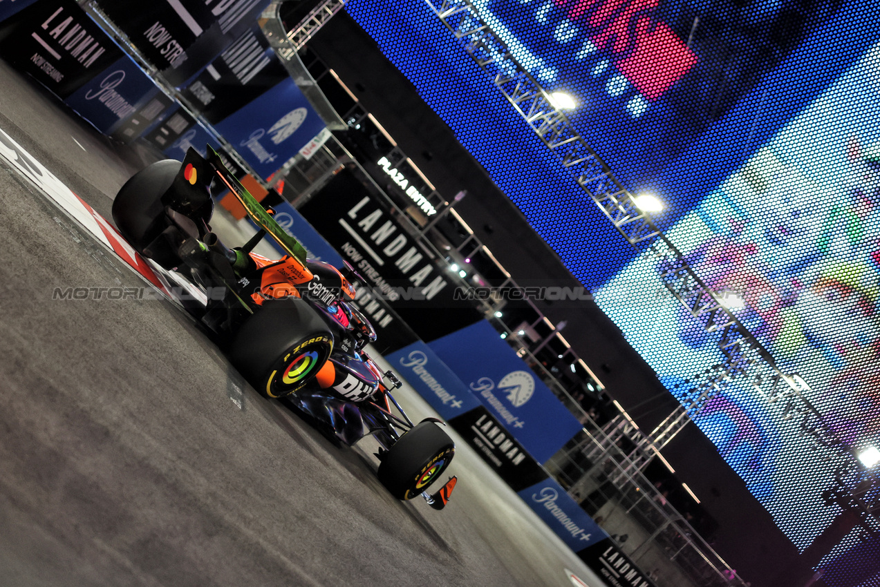 GP LAS VEGAS, Oscar Piastri (AUS) McLaren MCL39.
20.11.2025. Formula 1 World Championship, Rd 22, Las Vegas Grand Prix, Las Vegas, Nevada, USA, Practice Day
- www.xpbimages.com, EMail: requests@xpbimages.com © Copyright: Bearne / XPB Images