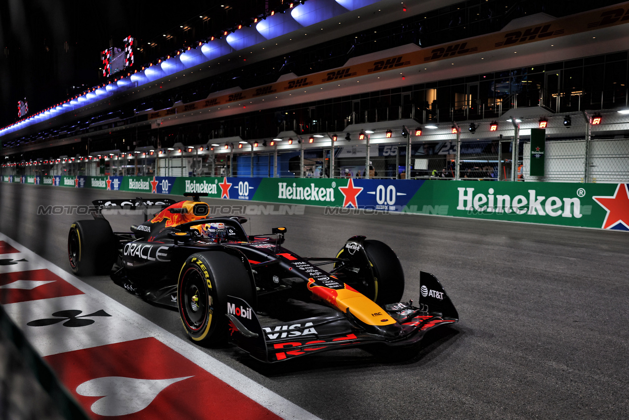 GP LAS VEGAS, Max Verstappen (NLD) Red Bull Racing RB21.
20.11.2025. Formula 1 World Championship, Rd 22, Las Vegas Grand Prix, Las Vegas, Nevada, USA, Practice Day
- www.xpbimages.com, EMail: requests@xpbimages.com © Copyright: Charniaux / XPB Images