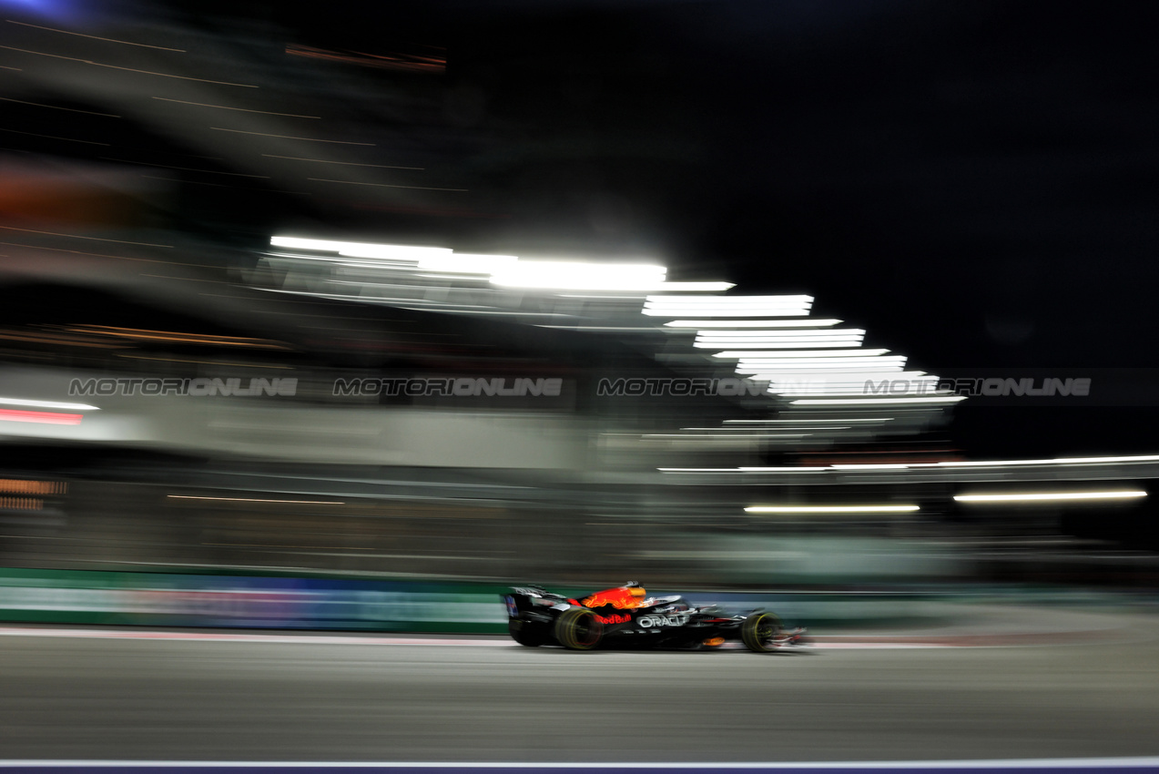 GP LAS VEGAS, Max Verstappen (NLD) Red Bull Racing RB21.

20.11.2025. Formula 1 World Championship, Rd 22, Las Vegas Grand Prix, Las Vegas, Nevada, USA, Practice Day

- www.xpbimages.com, EMail: requests@xpbimages.com © Copyright: Charniaux / XPB Images