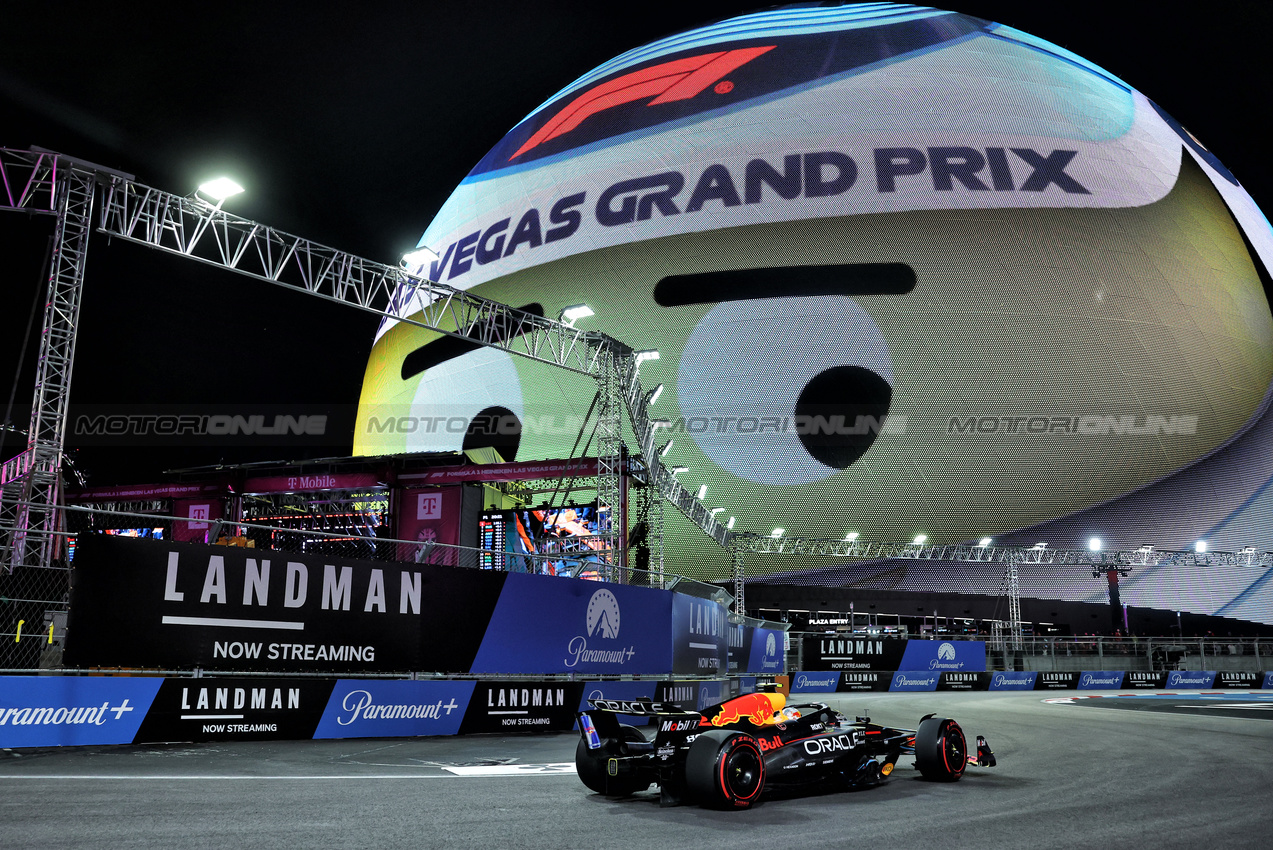 GP LAS VEGAS, Yuki Tsunoda (JPN) Red Bull Racing RB21.
20.11.2025. Formula 1 World Championship, Rd 22, Las Vegas Grand Prix, Las Vegas, Nevada, USA, Practice Day
- www.xpbimages.com, EMail: requests@xpbimages.com © Copyright: Bearne / XPB Images