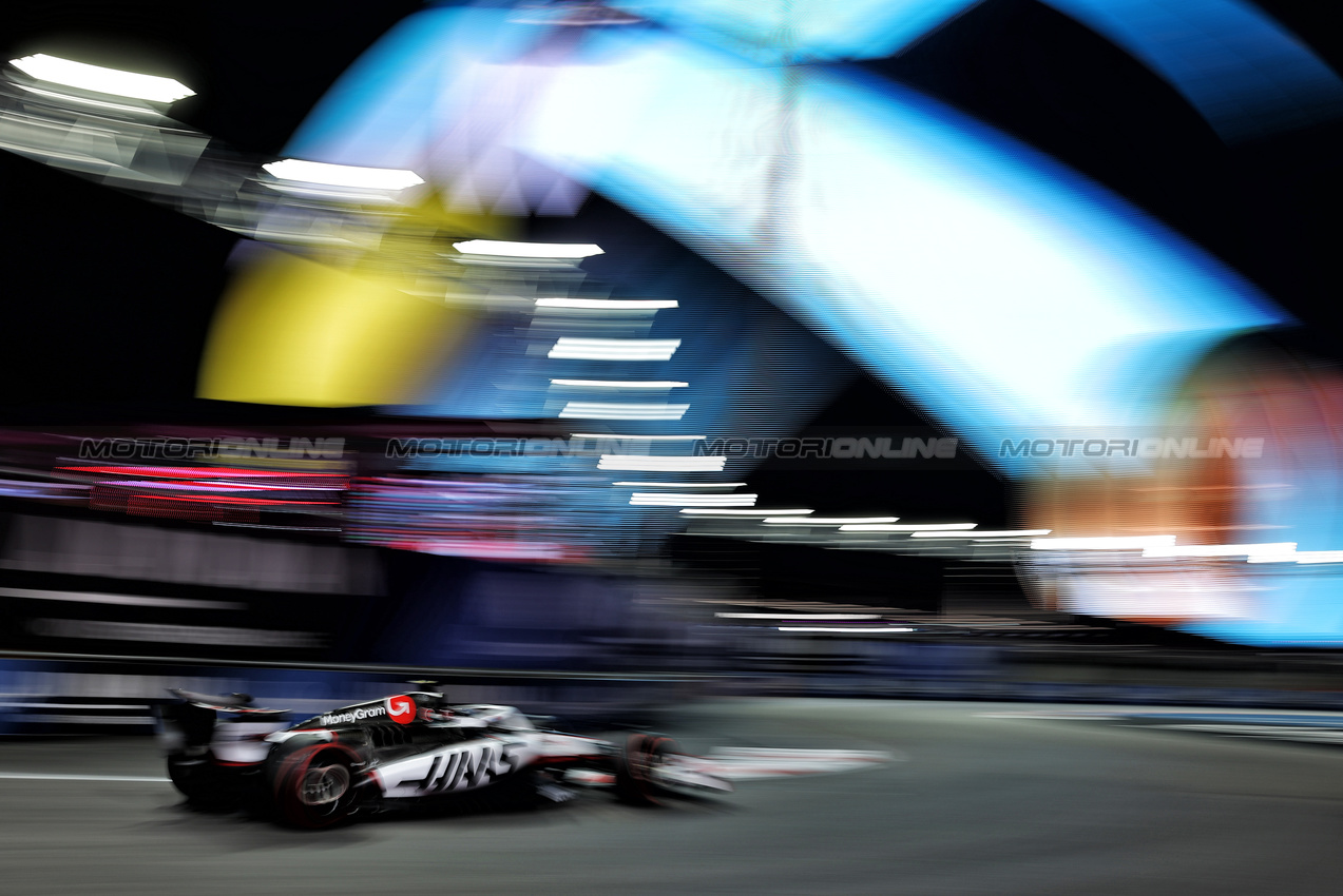 GP LAS VEGAS, Esteban Ocon (FRA) Haas VF-25.
20.11.2025. Formula 1 World Championship, Rd 22, Las Vegas Grand Prix, Las Vegas, Nevada, USA, Practice Day
- www.xpbimages.com, EMail: requests@xpbimages.com © Copyright: Bearne / XPB Images
