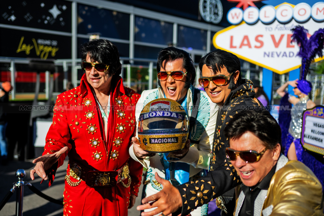 GP LAS VEGAS, Circuit Atmosfera - Elvis Impersonators in the paddock.

20.11.2025. Formula 1 World Championship, Rd 22, Las Vegas Grand Prix, Las Vegas, Nevada, USA, Practice Day

- www.xpbimages.com, EMail: requests@xpbimages.com © Copyright: Price	/ XPB Images