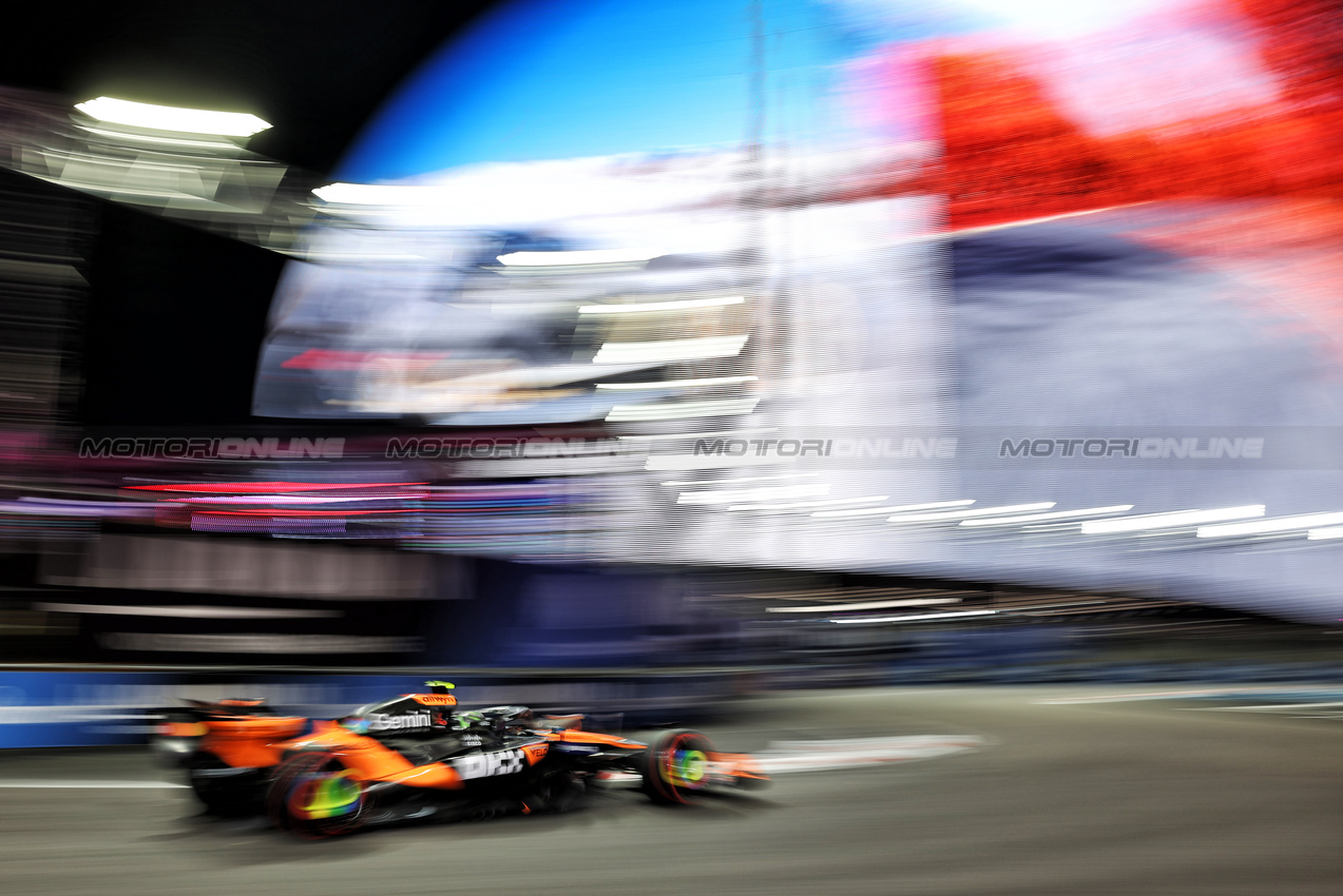 GP LAS VEGAS, Lando Norris (GBR) McLaren MCL39.
20.11.2025. Formula 1 World Championship, Rd 22, Las Vegas Grand Prix, Las Vegas, Nevada, USA, Practice Day
- www.xpbimages.com, EMail: requests@xpbimages.com © Copyright: Bearne / XPB Images