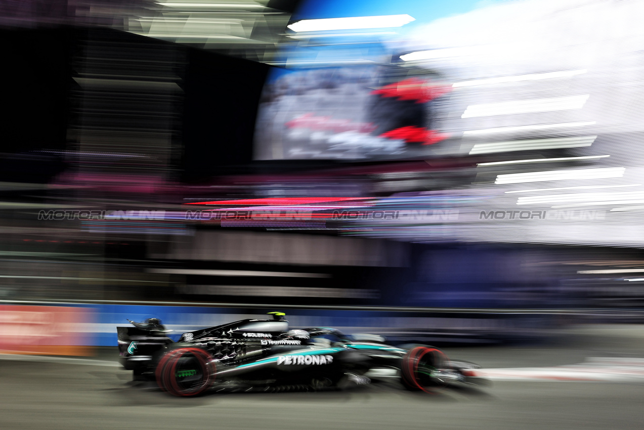 GP LAS VEGAS, Andrea Kimi Antonelli (ITA) Mercedes AMG F1 W16.

20.11.2025. Formula 1 World Championship, Rd 22, Las Vegas Grand Prix, Las Vegas, Nevada, USA, Practice Day

- www.xpbimages.com, EMail: requests@xpbimages.com © Copyright: Bearne / XPB Images