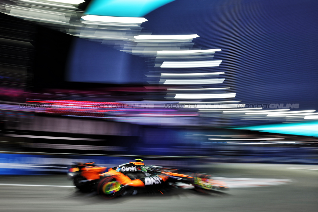 GP LAS VEGAS, Lando Norris (GBR) McLaren MCL39.
20.11.2025. Formula 1 World Championship, Rd 22, Las Vegas Grand Prix, Las Vegas, Nevada, USA, Practice Day
- www.xpbimages.com, EMail: requests@xpbimages.com © Copyright: Bearne / XPB Images