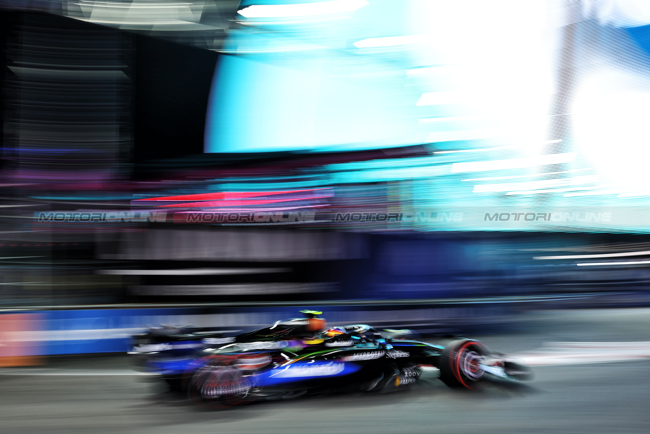 GP LAS VEGAS, Carlos Sainz (ESP) Atlassian Williams Racing FW47.

20.11.2025. Formula 1 World Championship, Rd 22, Las Vegas Grand Prix, Las Vegas, Nevada, USA, Practice Day

- www.xpbimages.com, EMail: requests@xpbimages.com © Copyright: Bearne / XPB Images