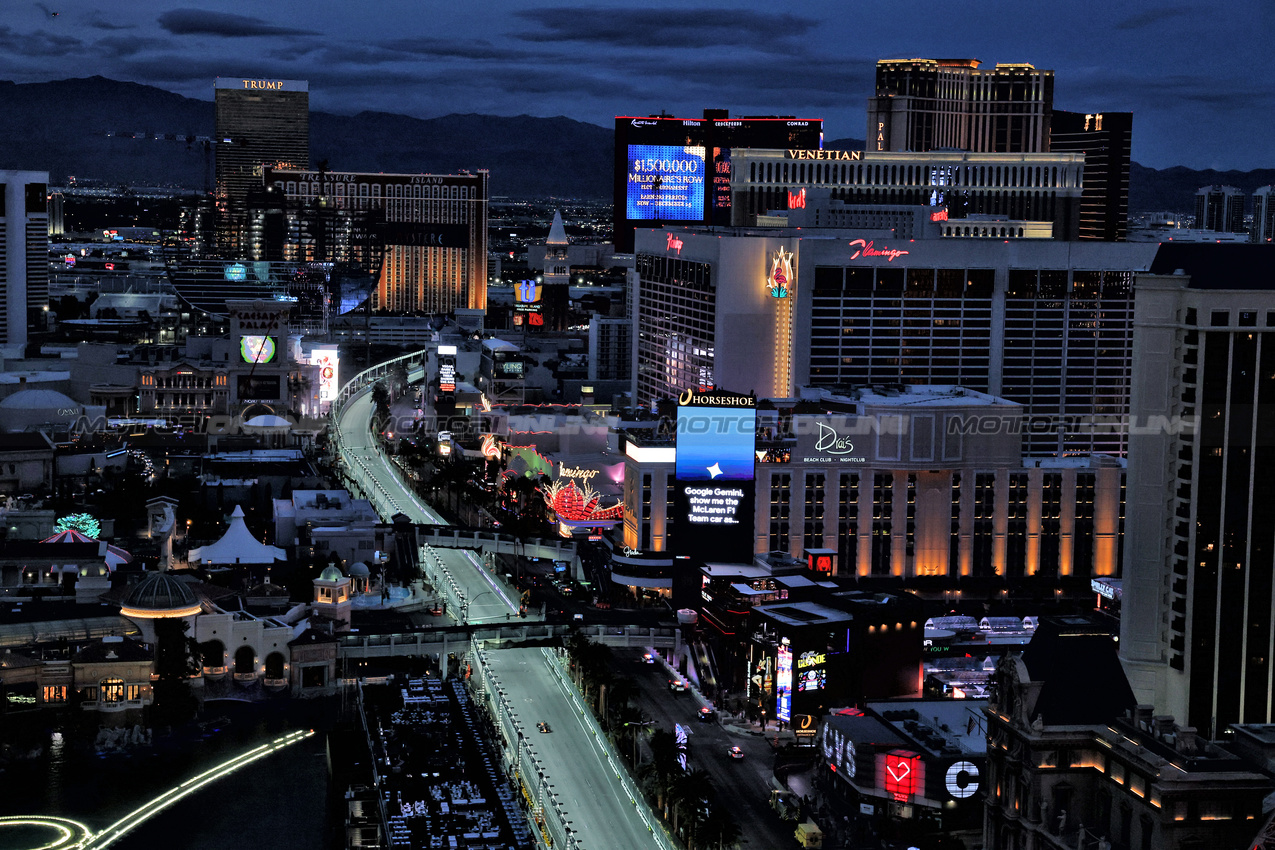 GP LAS VEGAS, Max Verstappen (NLD) Red Bull Racing RB21.

20.11.2025. Formula 1 World Championship, Rd 22, Las Vegas Grand Prix, Las Vegas, Nevada, USA, Practice Day

- www.xpbimages.com, EMail: requests@xpbimages.com © Copyright: Moy / XPB Images