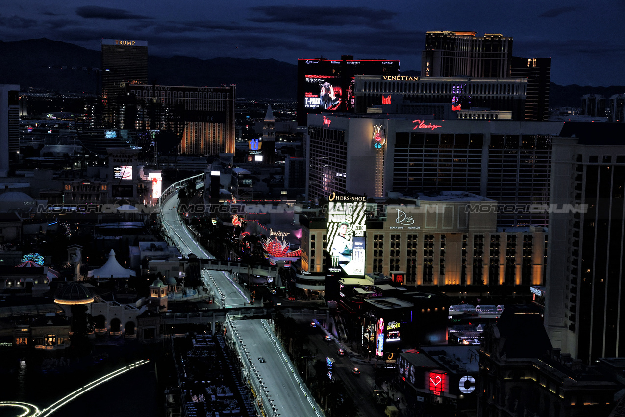 GP LAS VEGAS, Andrea Kimi Antonelli (ITA) Mercedes AMG F1 W16.
20.11.2025. Formula 1 World Championship, Rd 22, Las Vegas Grand Prix, Las Vegas, Nevada, USA, Practice Day
- www.xpbimages.com, EMail: requests@xpbimages.com © Copyright: Moy / XPB Images