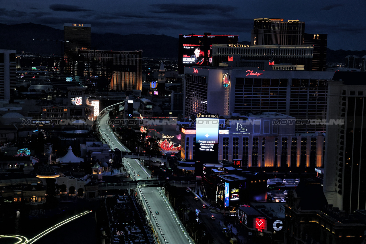 GP LAS VEGAS, Fernando Alonso (ESP) Aston Martin F1 Team AMR25.
20.11.2025. Formula 1 World Championship, Rd 22, Las Vegas Grand Prix, Las Vegas, Nevada, USA, Practice Day
- www.xpbimages.com, EMail: requests@xpbimages.com © Copyright: Moy / XPB Images