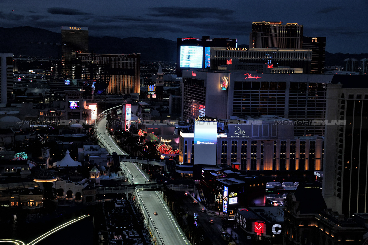 GP LAS VEGAS, Oscar Piastri (AUS) McLaren MCL39.

20.11.2025. Formula 1 World Championship, Rd 22, Las Vegas Grand Prix, Las Vegas, Nevada, USA, Practice Day

- www.xpbimages.com, EMail: requests@xpbimages.com © Copyright: Moy / XPB Images