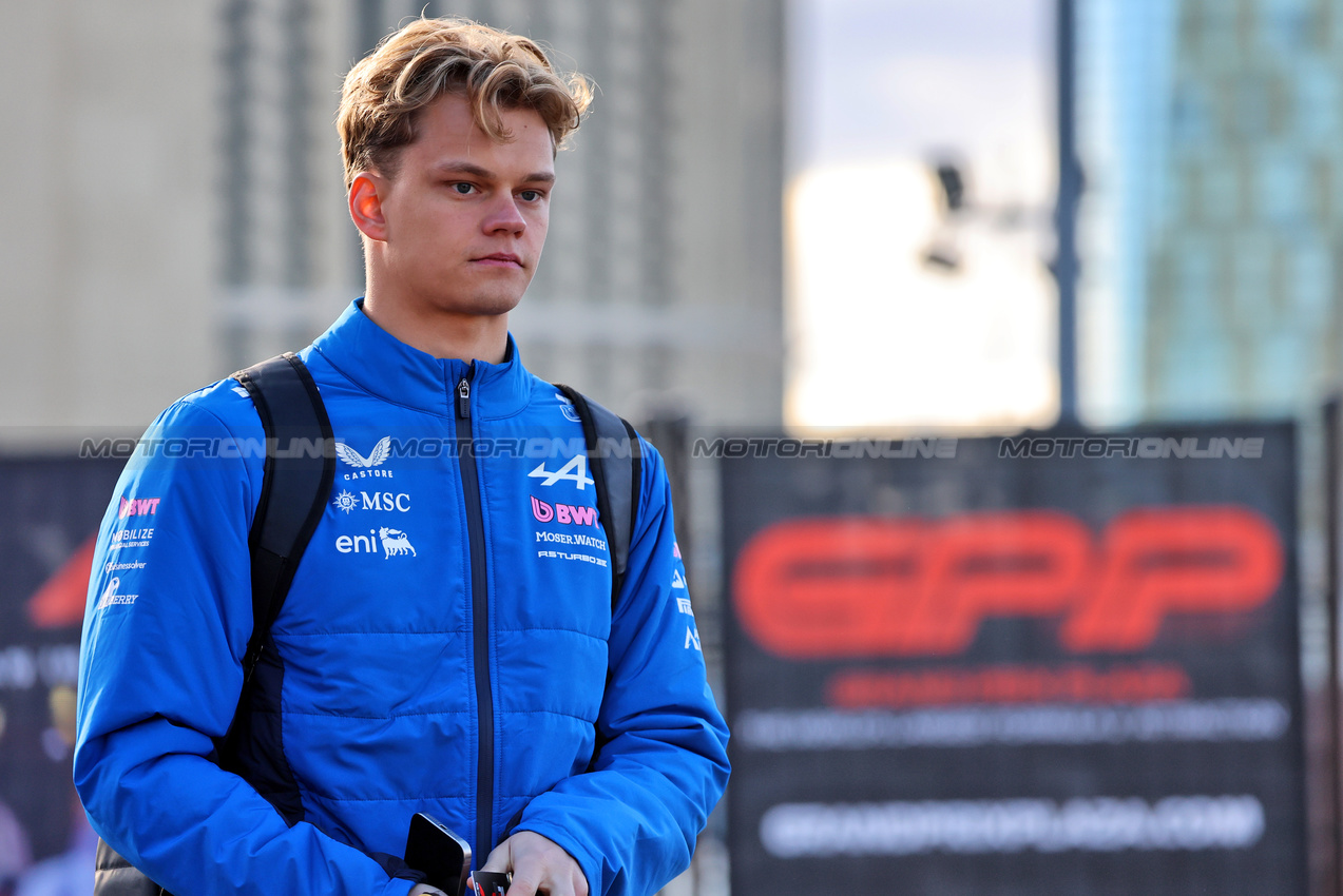 GP LAS VEGAS, Paul Aron (EST) Alpine F1 Team Reserve Driver.

20.11.2025. Formula 1 World Championship, Rd 22, Las Vegas Grand Prix, Las Vegas, Nevada, USA, Practice Day

- www.xpbimages.com, EMail: requests@xpbimages.com © Copyright: Batchelor / XPB Images