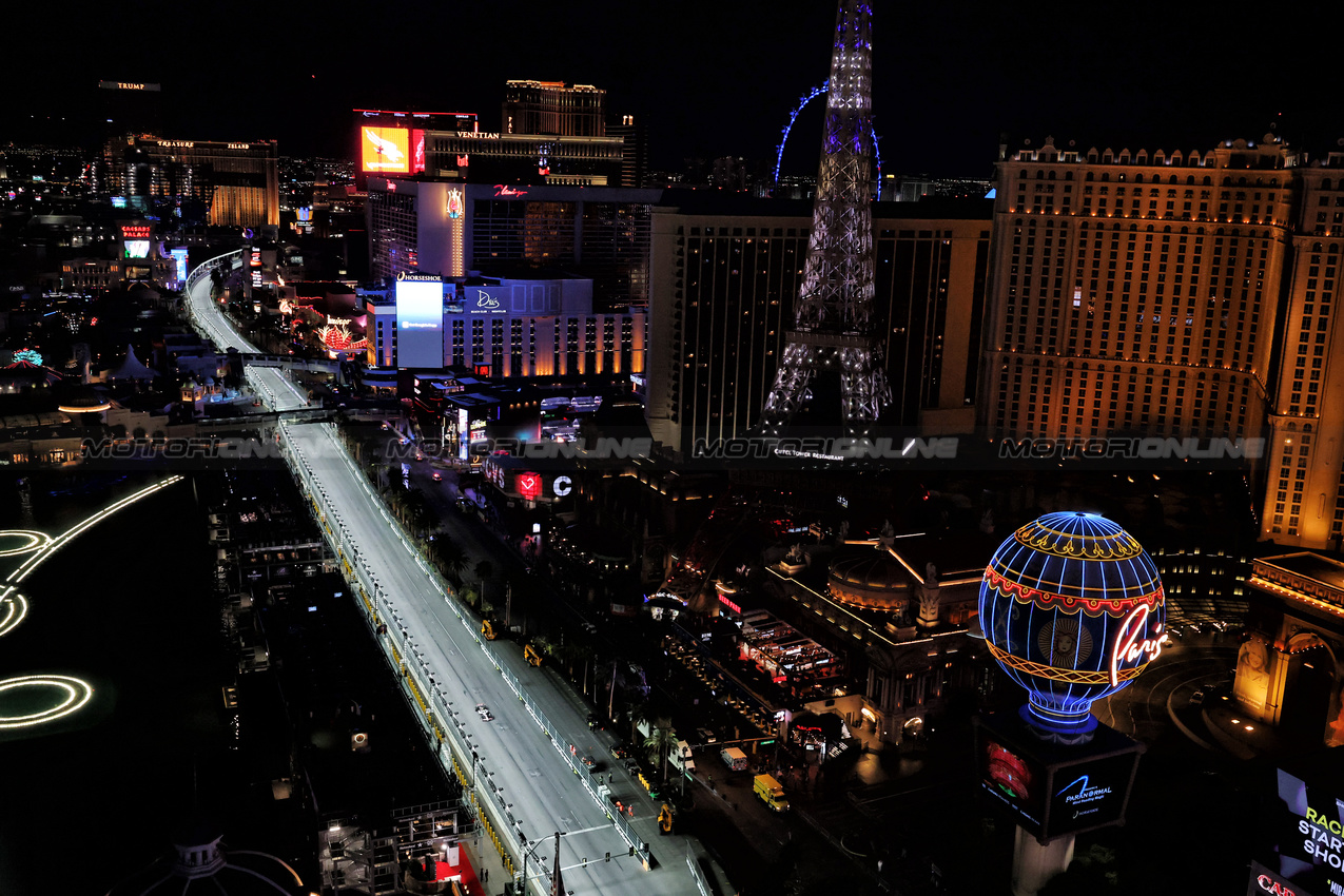 GP LAS VEGAS, Oliver Bearman (GBR) Haas VF-25.

20.11.2025. Formula 1 World Championship, Rd 22, Las Vegas Grand Prix, Las Vegas, Nevada, USA, Practice Day

- www.xpbimages.com, EMail: requests@xpbimages.com © Copyright: Moy / XPB Images