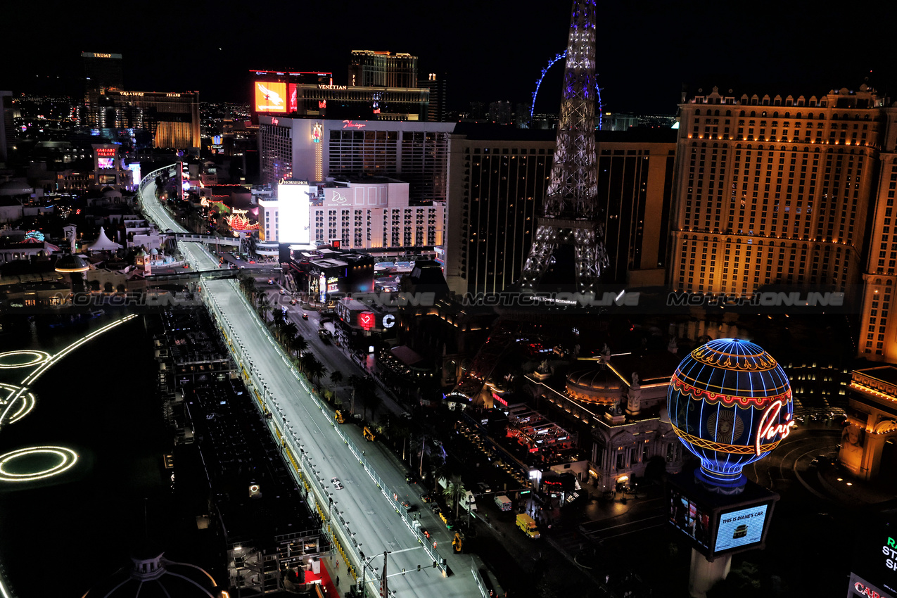 GP LAS VEGAS, Esteban Ocon (FRA) Haas VF-25.

20.11.2025. Formula 1 World Championship, Rd 22, Las Vegas Grand Prix, Las Vegas, Nevada, USA, Practice Day

- www.xpbimages.com, EMail: requests@xpbimages.com © Copyright: Moy / XPB Images